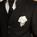 Edle weiße Ansteckrose angesteckt auf einem schwarzem Anzug