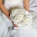 Ein weißer Brautstrauß verziert mit glitzernden Edelsteinen